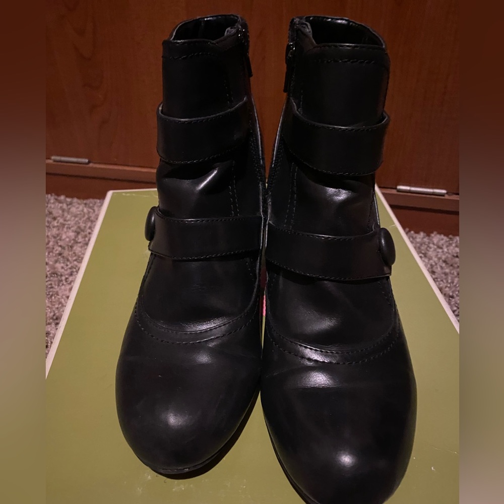 Naturalized black boot size 9.5